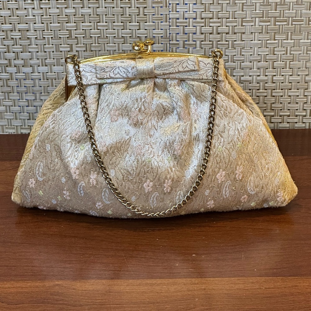 🌟HP🌟VTG 1960s-70s Gold Satin Floral Metallic Brocade Kiss Clasp Evening Bag USA